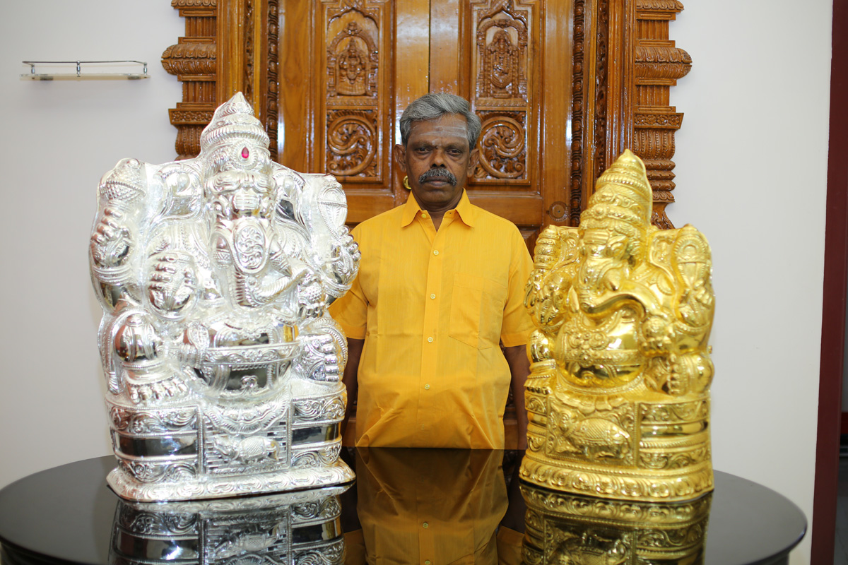 Karuppaiah with Vinayagar Sculptures
